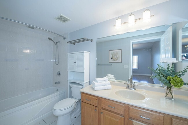 Building Photo - 6560 W Diversey Ave