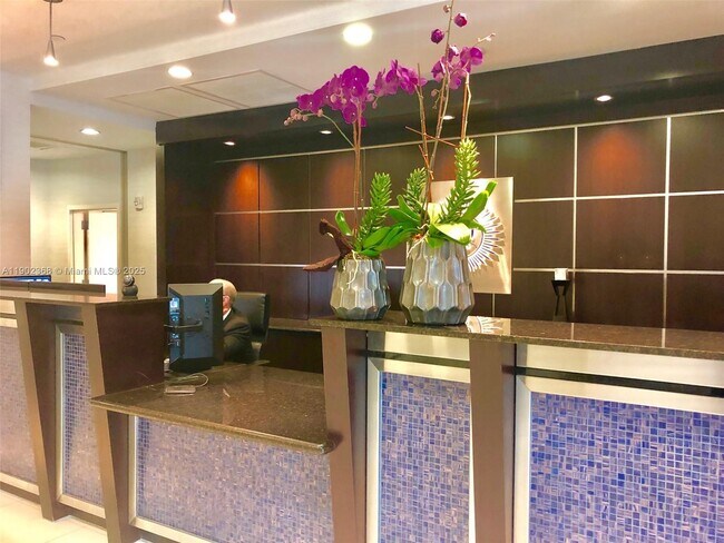 Building Photo - 1800 N Bayshore Dr