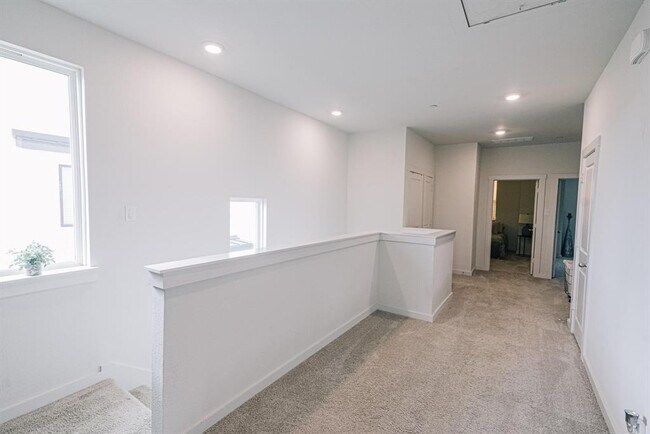 Building Photo - 3711 Pine Leaf Ln
