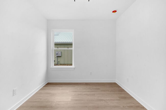 Building Photo - 964 W 9th St