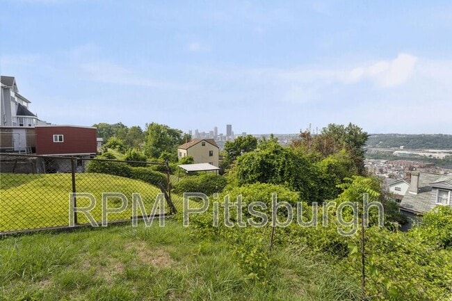 Building Photo - 2721 Cobden St