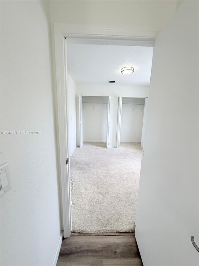 Building Photo - 119 SW 6th Ln