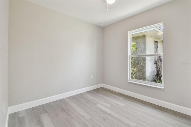 Building Photo - 629 W 7th St