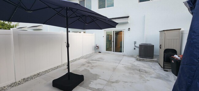 Building Photo - 1030 W Davis Pkwy