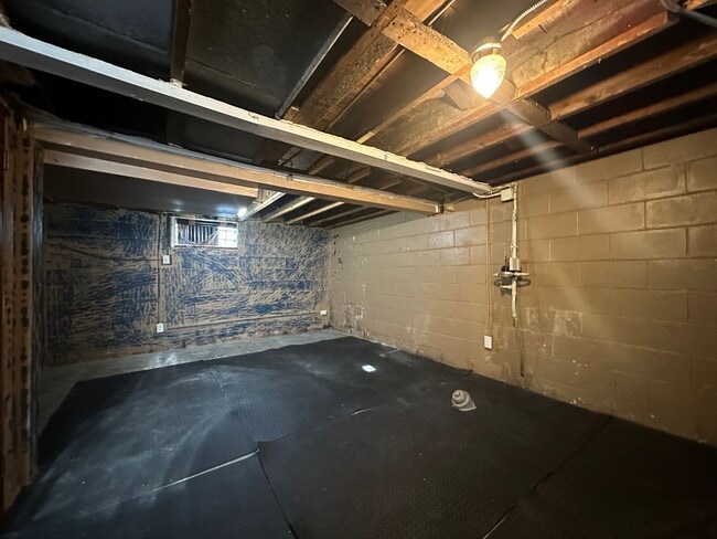 Building Photo - Beautiful 3 bedroom, 1 bath single family home with fenced yard and garage