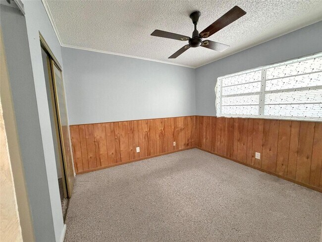 Building Photo - 1035 Country Club Dr