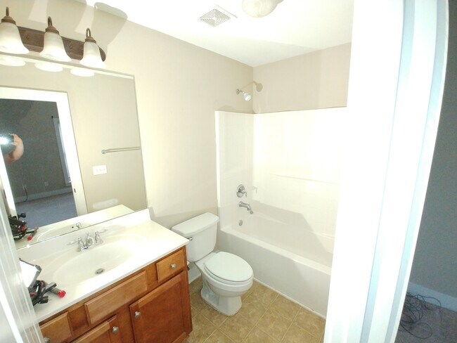 Building Photo - 2000 Rossburg Pl