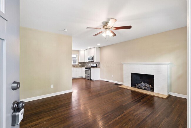 Building Photo - 557 E Royal Forest Blvd