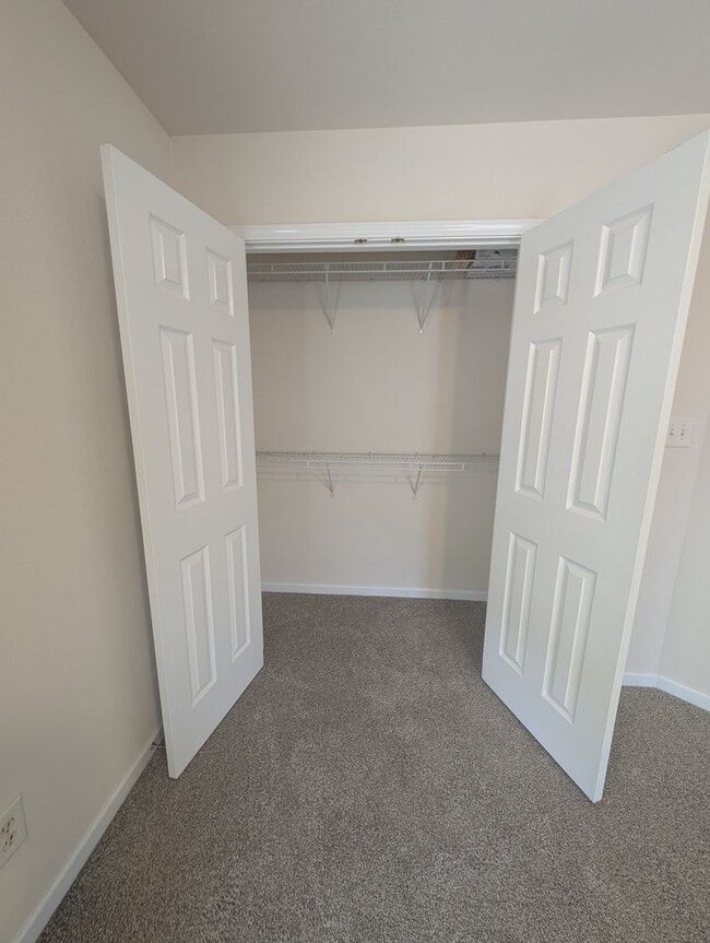 Building Photo - End Unit Townhome!  Over 1500 Sq Ft!  Harr...