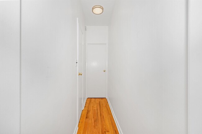 Building Photo - 523 Adams St