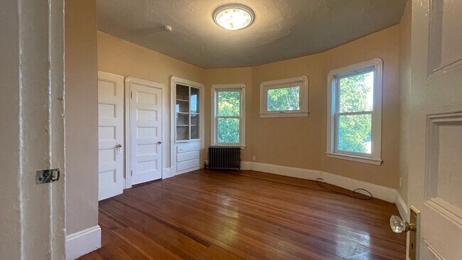 Building Photo - 33 Hollander St