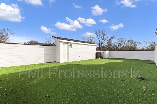 Building Photo - 225 S Bilbro Ave