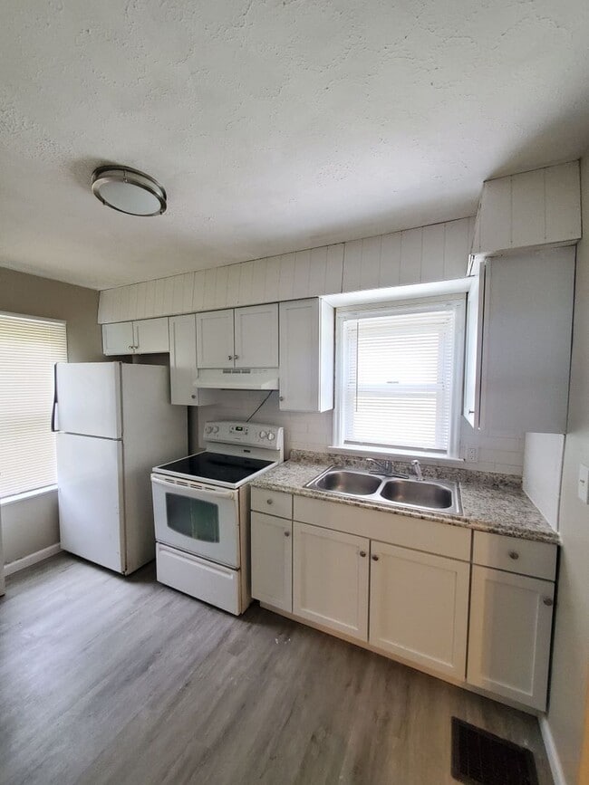 Building Photo - 3 BEDROOM SINGLE FAMILY HOME