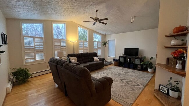 Building Photo - Single Family House off Turpin! 3 Bed/2 Ba...