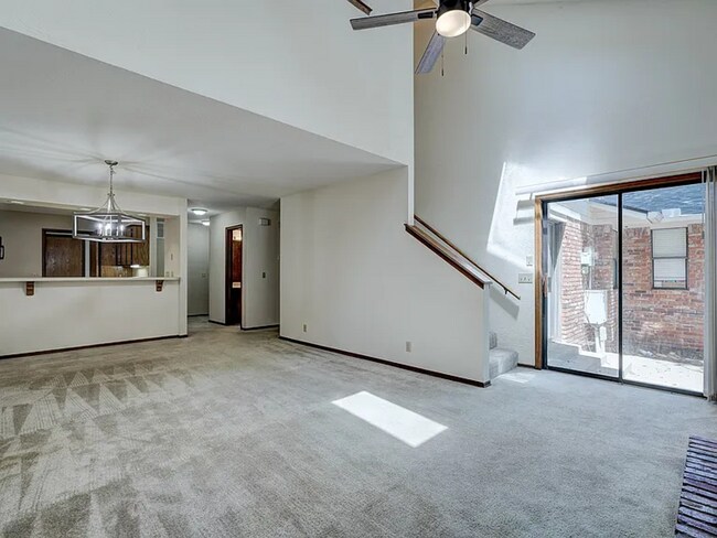 Building Photo - Beautiful 3bed/3bath Townhome Available in Westside Norman!!