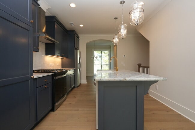 Building Photo - A beautiful home with 4 beds and 3 bath in...