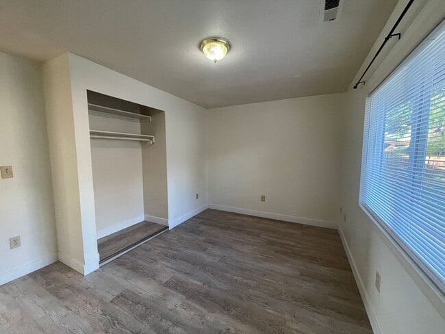 Building Photo - EAST BREMERTON DUPLEX 2 BED 1 BATH