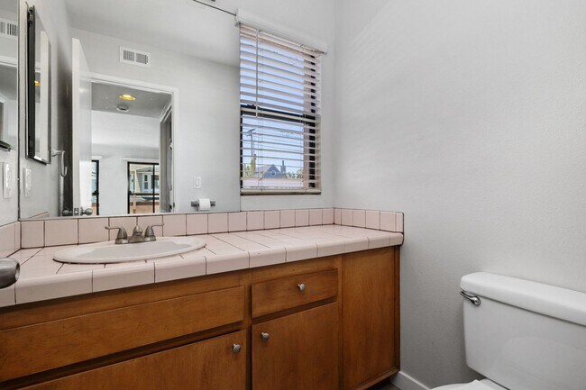 Building Photo - Mission Beach. 3 bedroom, 2.5 bath, 2 car garage,