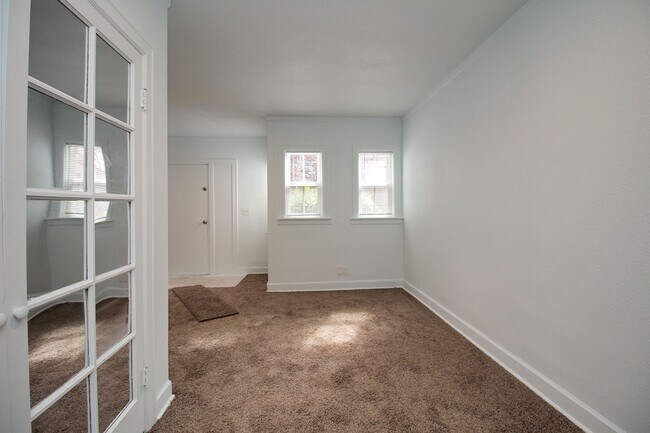 Building Photo - Adorable Remodeled Mississippi 1 Bedroom Apartment in Charming Courtyard Complex