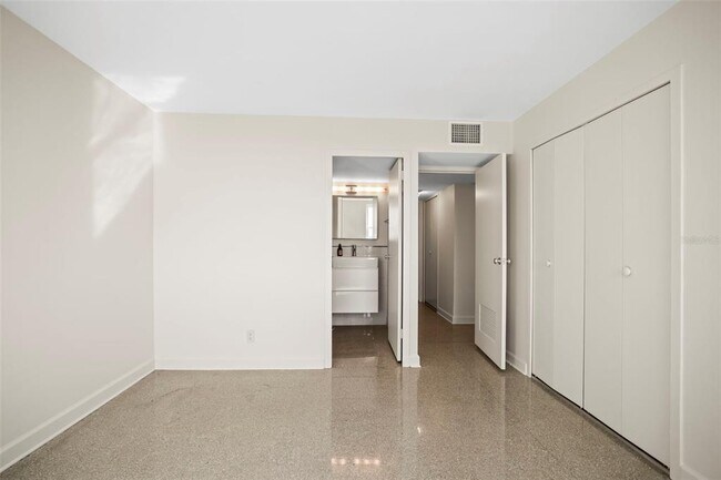Building Photo - 10355 Paradise Blvd