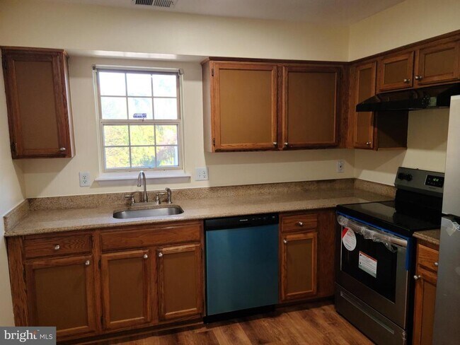 Primary Photo - 1072 Spring Valley Ct