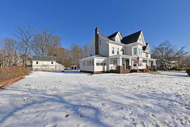 Building Photo - 62 Elm St