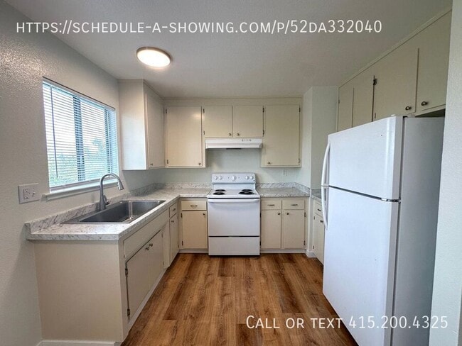 Building Photo - 102 E Bernal Dr