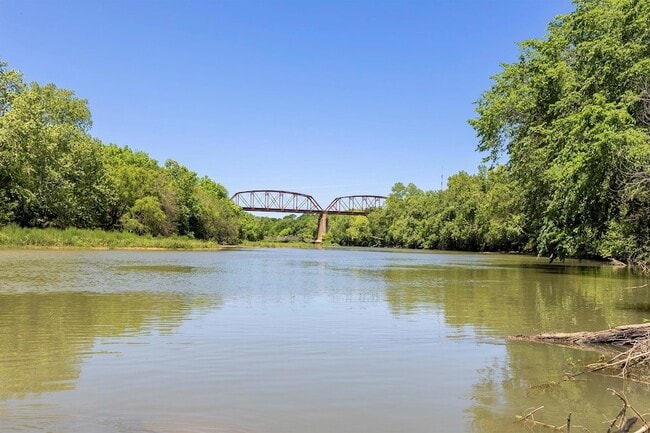 Building Photo - 326 Tahitian Dr