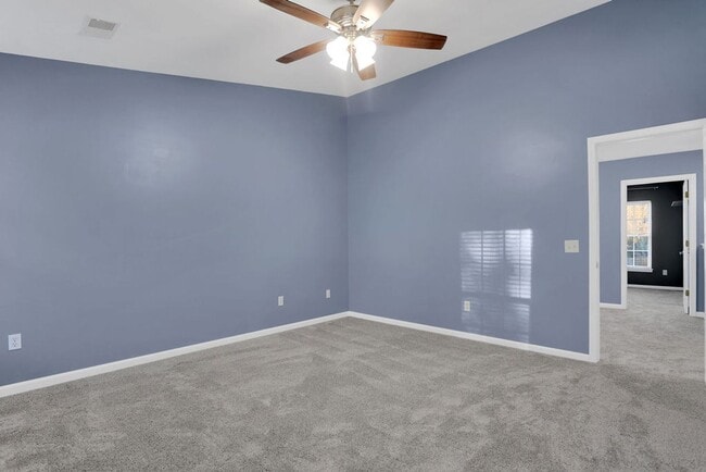 Building Photo - 3 bedroom 2 1/2 bath with loft