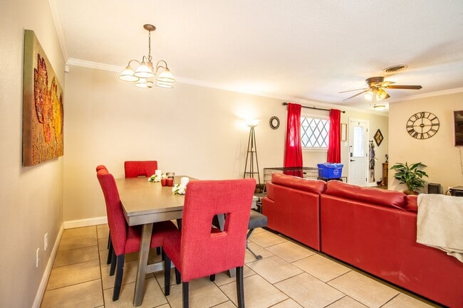 Building Photo - Great 3 bedroom 2 bathroom house in fantastic Location!