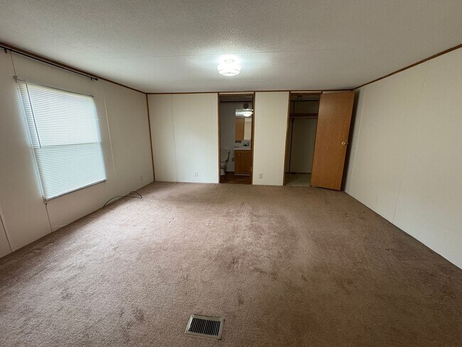Building Photo - Spacious three bedroom, two bath singlewid...
