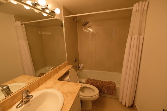 Building Photo - 611 E Woolbright Rd