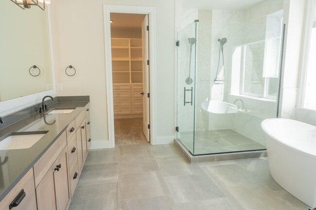 Building Photo - 5Bd/4.25Ba Kirkland House