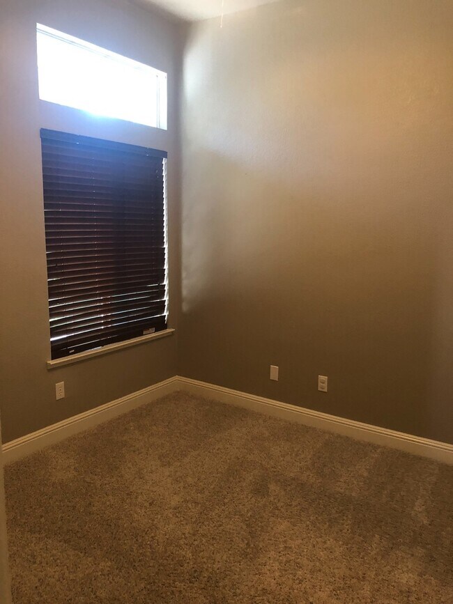 Building Photo - Amazing Single Story Home Located in Rosev...