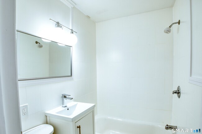 Building Photo - 25 Alexander St