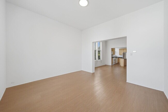 Building Photo - 3300 N Southport Ave