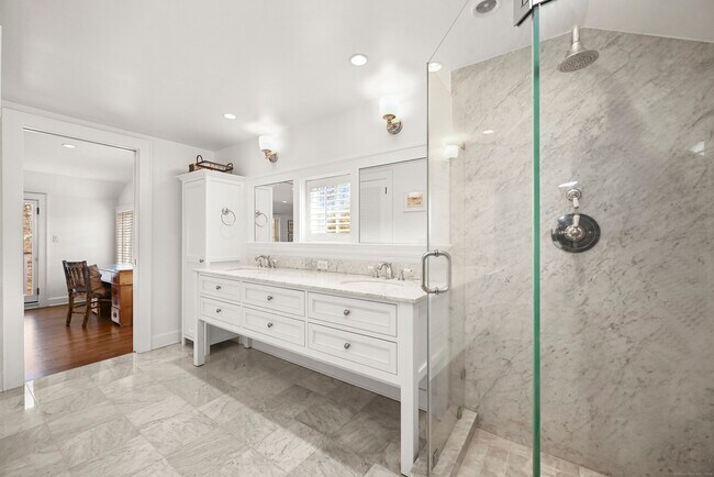 Building Photo - 104 Roton Ave