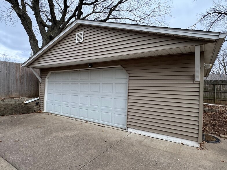 Building Photo - 4611 Scott St