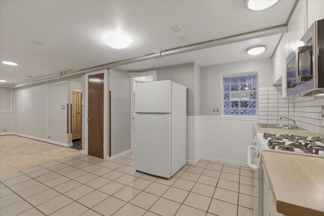 Building Photo - 6645 N Greenview Ave