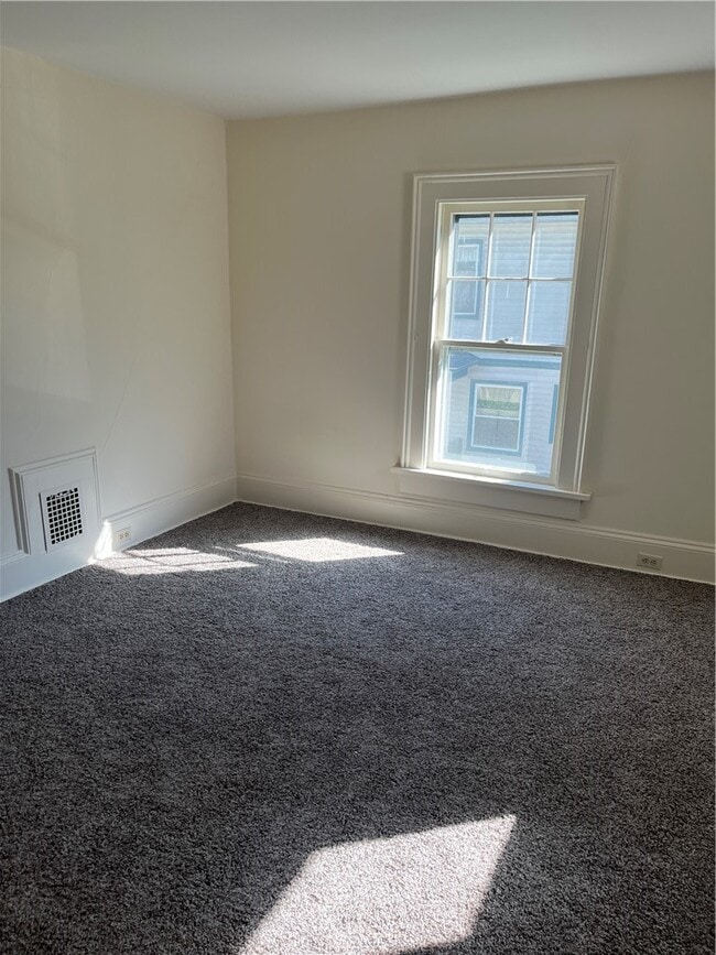 Building Photo - 206 Grove St