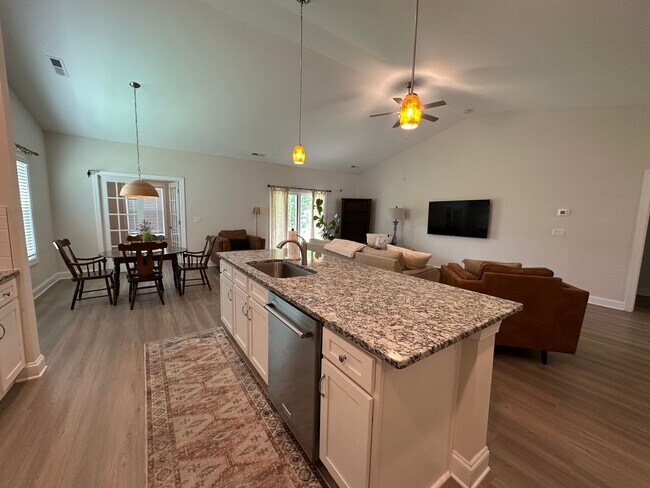 Building Photo - Charming Ranch Home w/Flex Space