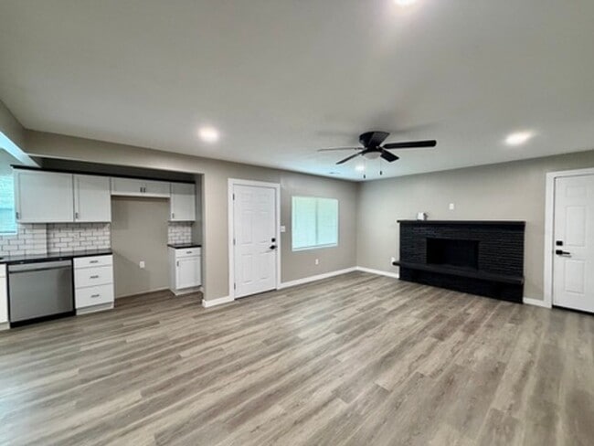 Building Photo - LARGE 4 BEDROOM ALL REMODELED
