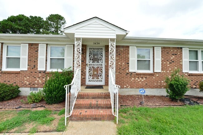 Building Photo - Vintage Brick Ranch!