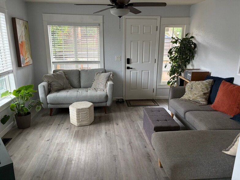 Building Photo - 2320 Saxon St