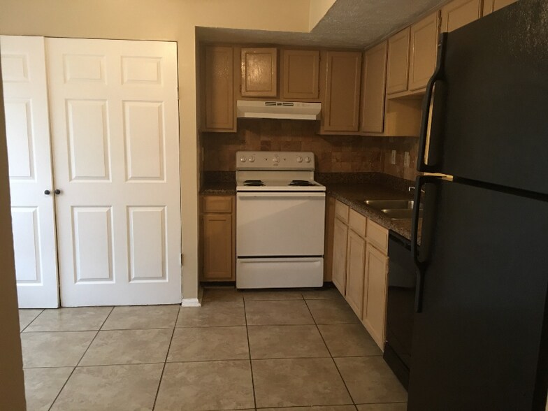 Building Photo - 6479 Meadow Rue Dr