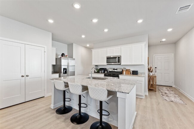 Building Photo - 16215 Globetrotter Ct