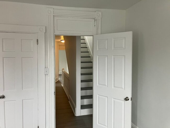 Building Photo - 422 John St