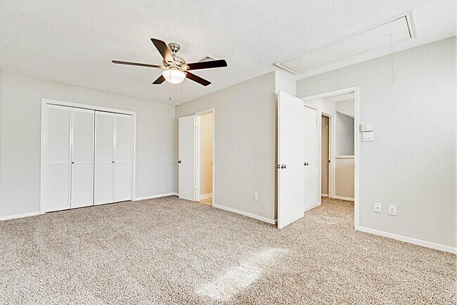 Building Photo - 13830 Hollowgreen Dr