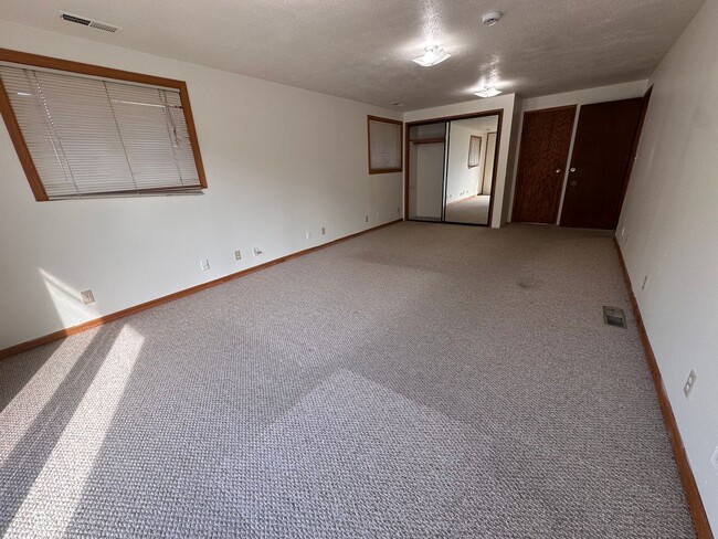 Building Photo - SeaTac rambler ready for its next residents!