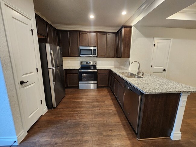 Building Photo - 1 MONTH FREE RENT/ 3/2.5/1.5 Fourplex Clos...